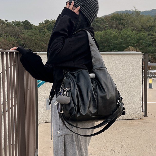 포인바이수 빈티지 부드러운 레더 스트랩 보부상 크로스백 상세 이미지 2